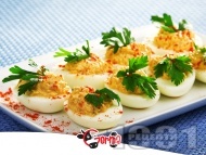 Рецепта Коктейлни хапки - пълнени яйца с риба тон